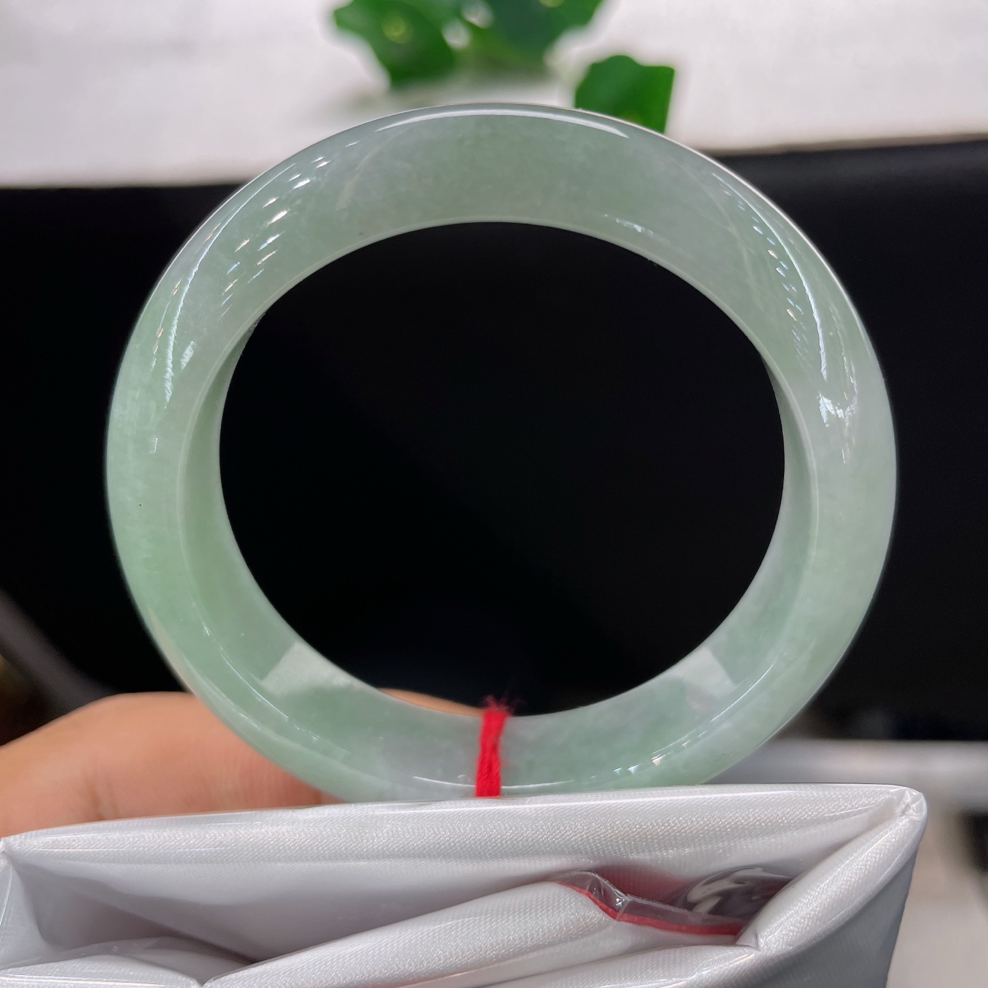 圈口51/12.2/8.0，绿底正圈，50/51可戴，清润湖绿，藏住半生温柔，无裂