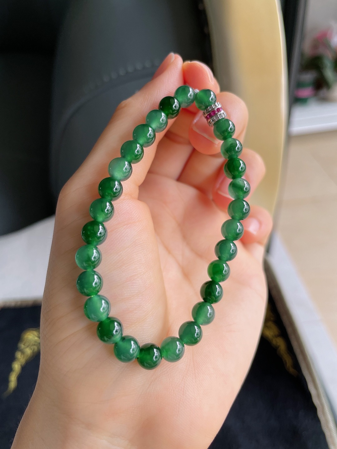 天然翡翠A货，冰满绿手串，尺寸：6.4mm。【编3542】