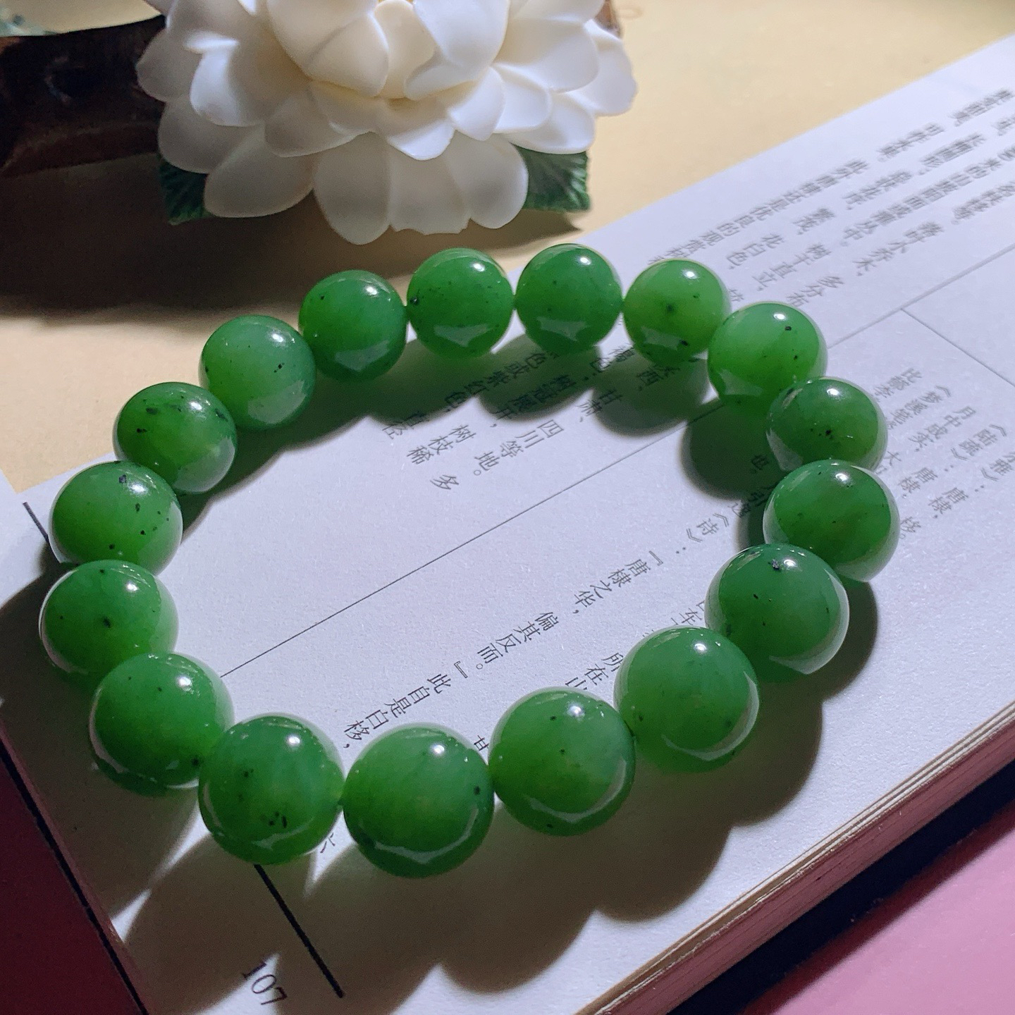 和田玉阳绿俄罗斯碧玉圆珠手串 单颗尺寸12重45克，玉质细腻油润 底色纯净 脂粉好，品质好！lt260718