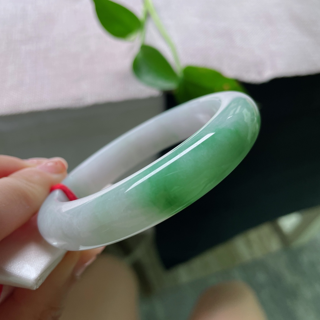 58.1/12.9/9.3，白底青正圈，水润细腻，是留白处的惊鸿一瞥，也是东方女子骨子里的清雅。有棉线，ss55539a