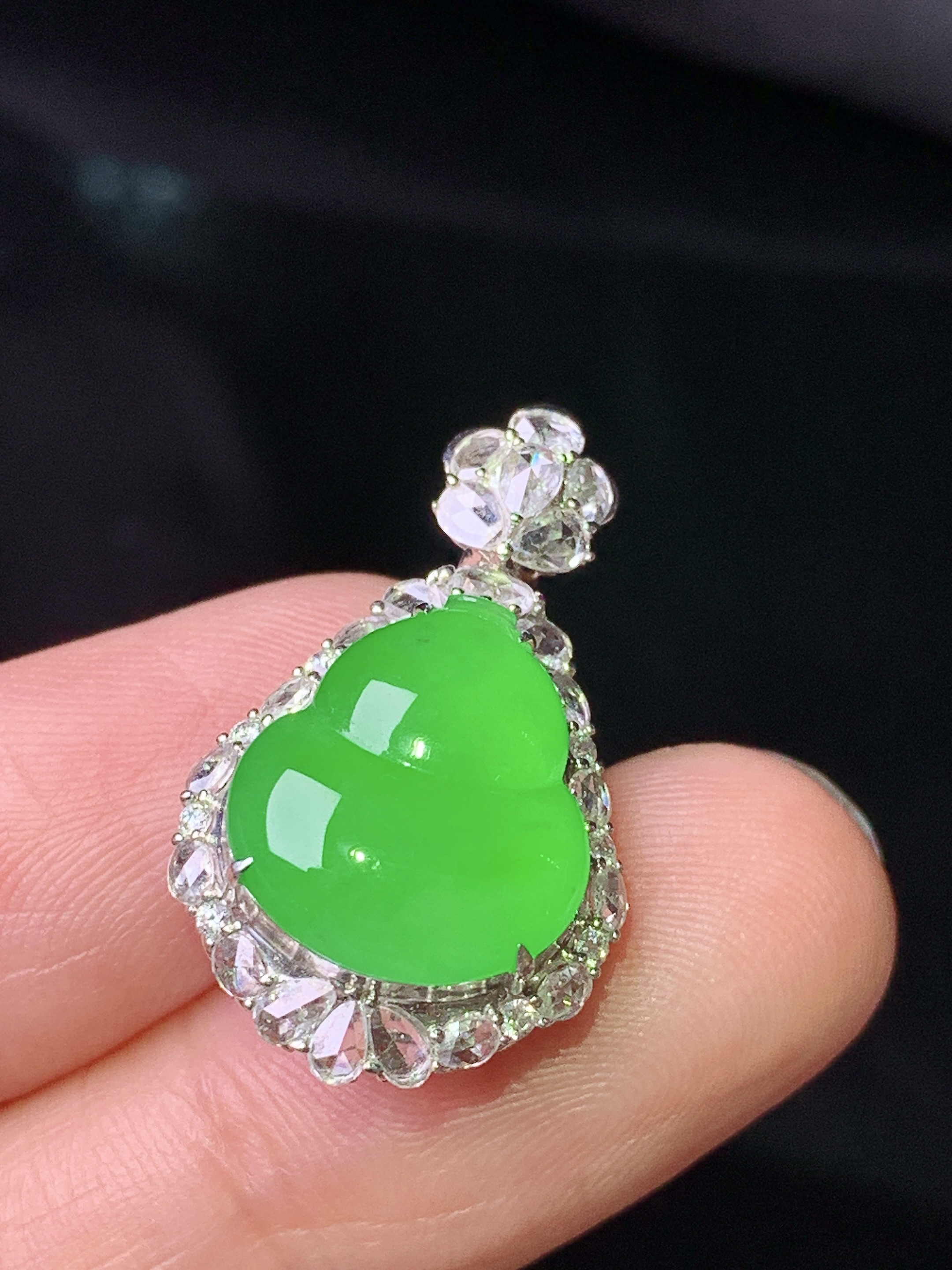 18k金钻镶嵌冰阳绿葫芦吊坠 玉质细腻 色泽艳丽清新 整体尺寸25.8*15.2*10 g2