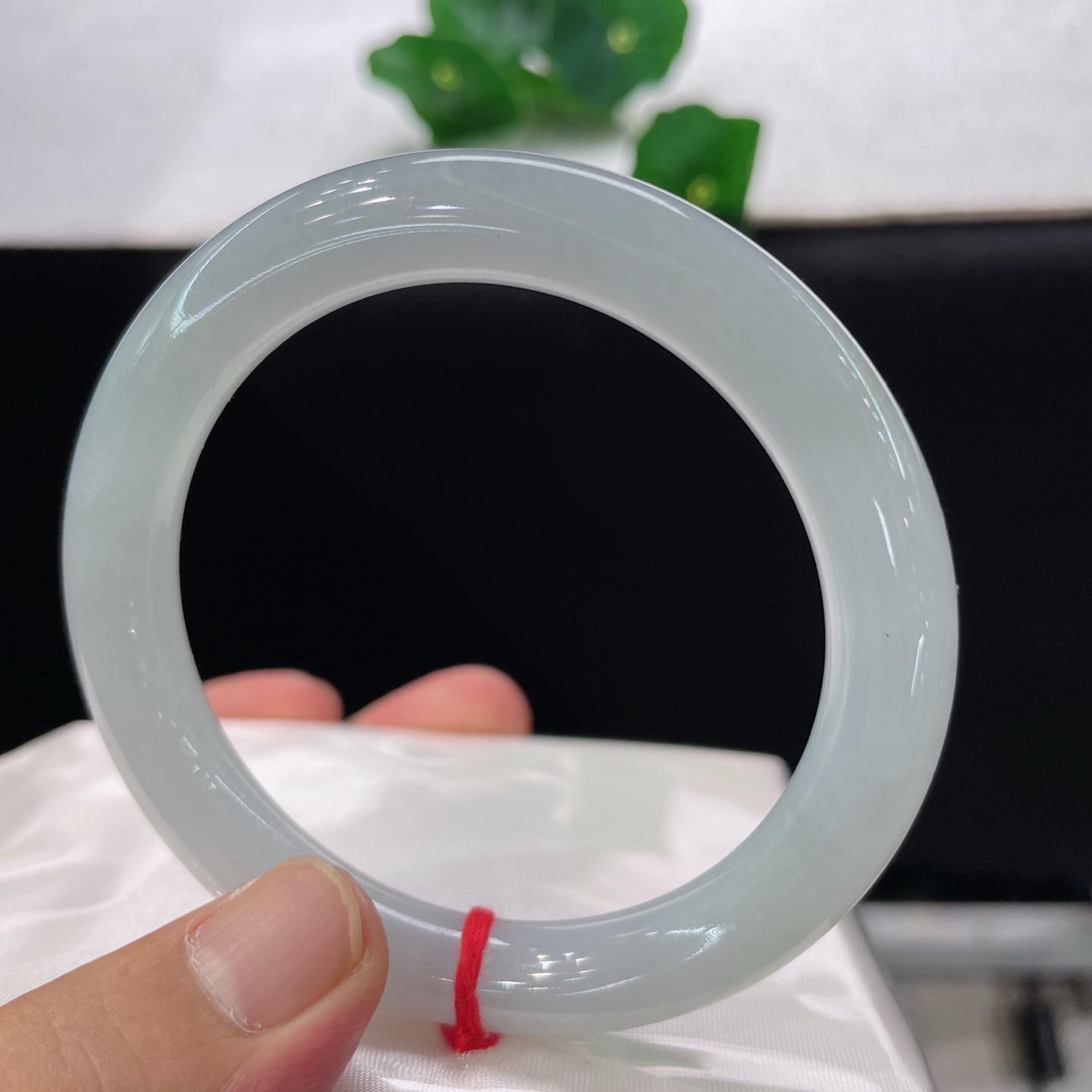 圈口57/9.8，细糯种水圆条，57/58可戴，取山间晨露凝作玉，通体冰润澄澈无杂，无裂。