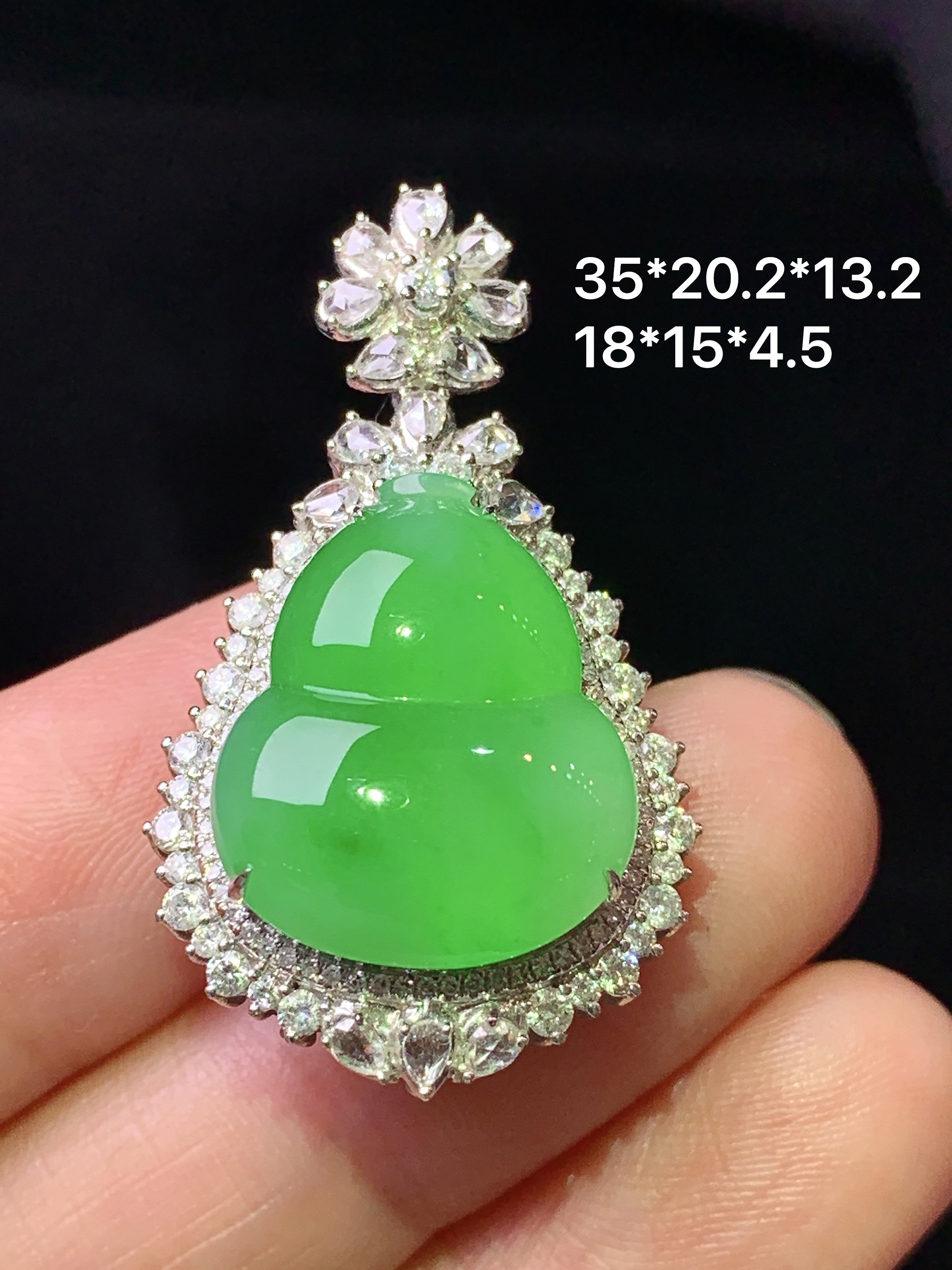 18k金钻镶嵌冰阳绿葫芦吊坠 玉质细腻 色泽艳丽清新 整体尺寸35*20.2*13.2 e2
