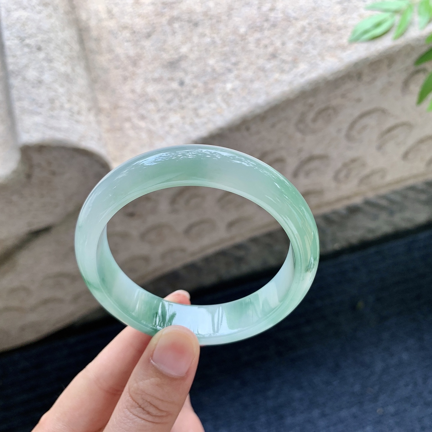 正圈55 56【圈口】56.8/14.4/7.5【编码】BA071922【描述】糯冰飘绿，水润，种老，细腻，无裂
