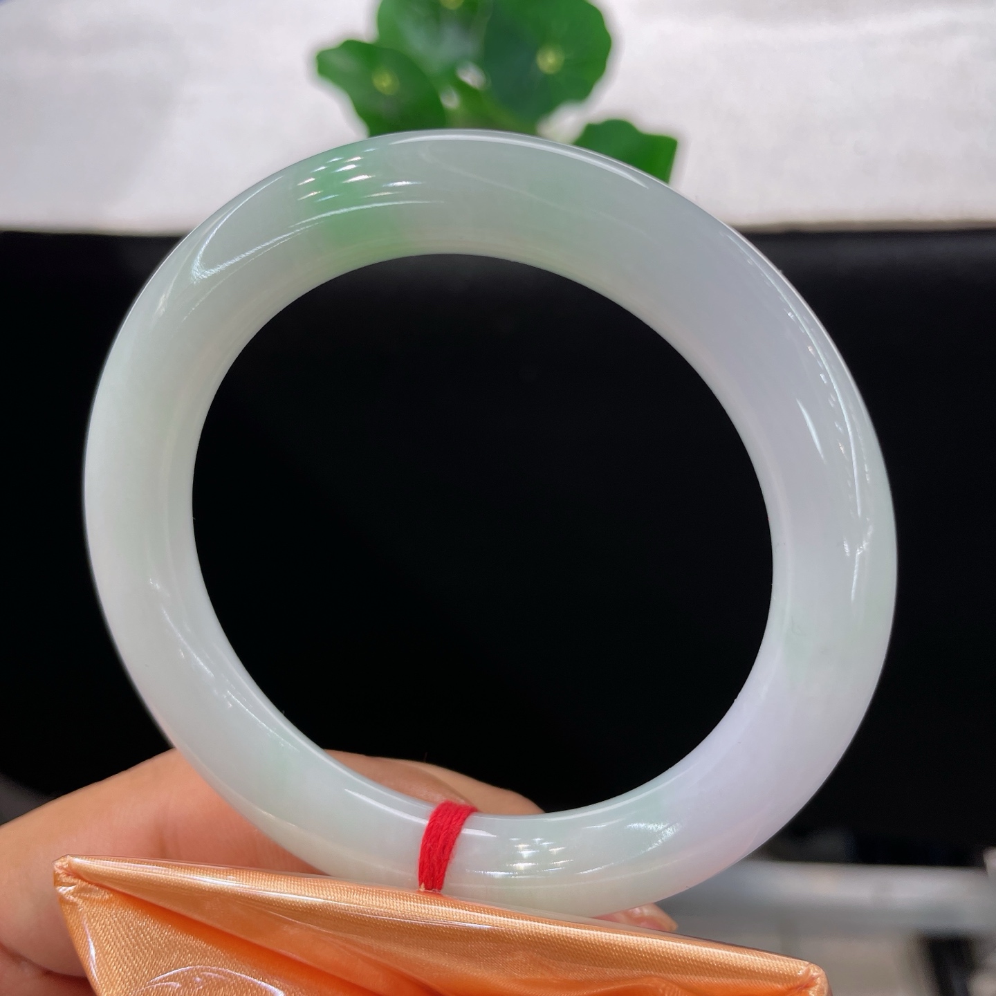 圈口57/10.1，水润春彩正圈，57/58可戴，淡紫藏春，一缕翠色落玉间，春风得意，无裂