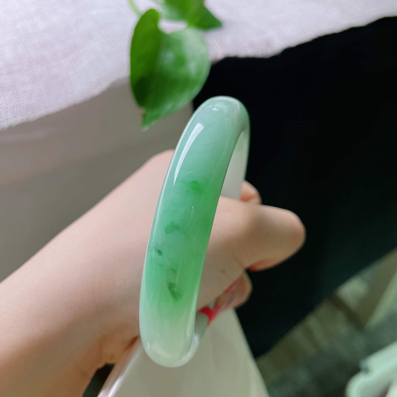 58.7/12.5/8.6，飘绿正圈，玉镯晕染柔和翠色，清润如水，腕间漾着一抹温婉春光ss54891a