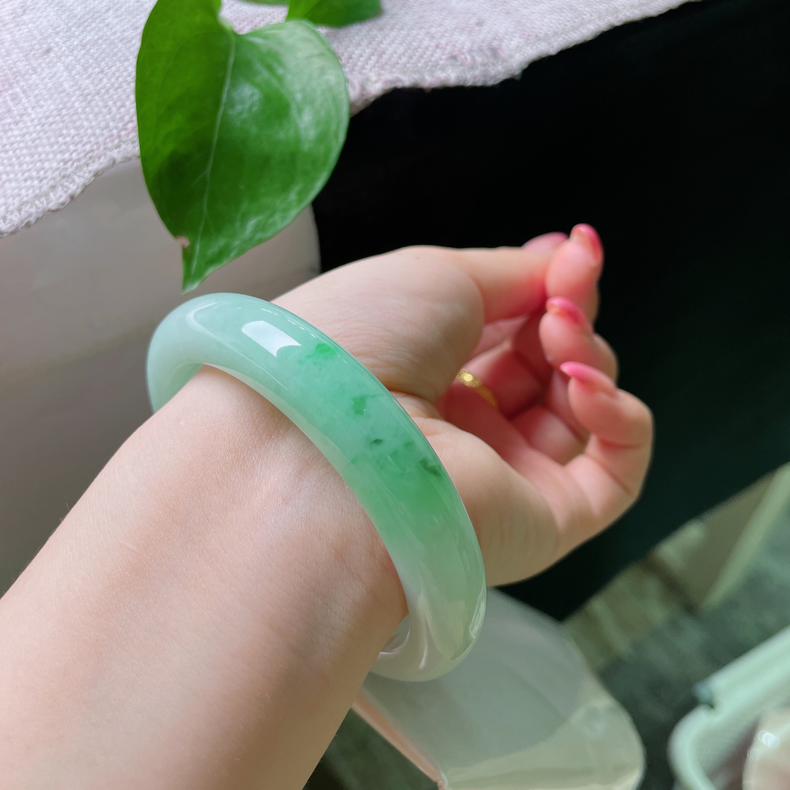 58.7/12.5/8.6，飘绿正圈，玉镯晕染柔和翠色，清润如水，腕间漾着一抹温婉春光ss54891a