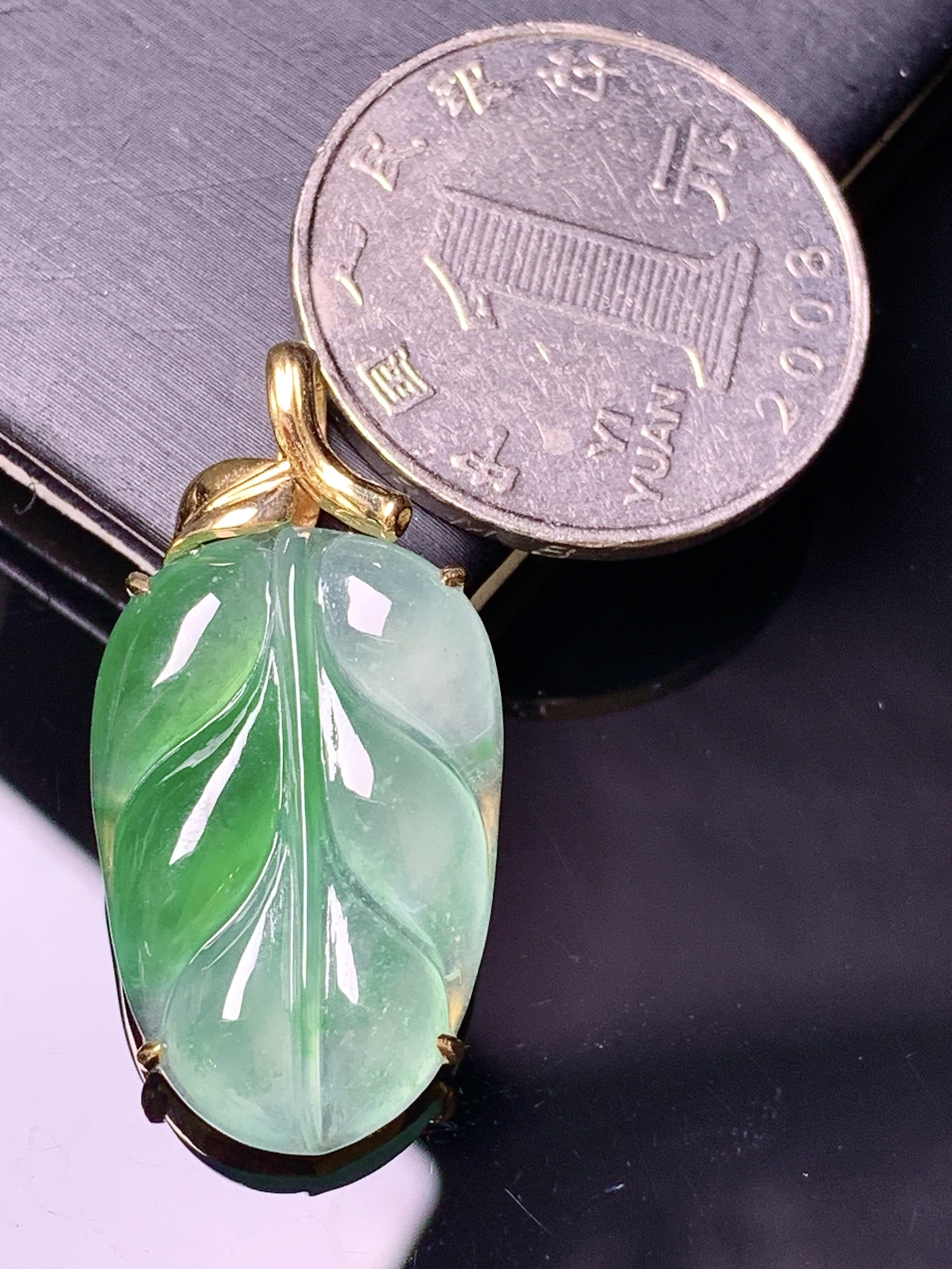 18k金镶嵌飘绿树叶吊坠 玉质细腻 色泽艳丽清新 整体尺寸32.5*16.3*5 m1