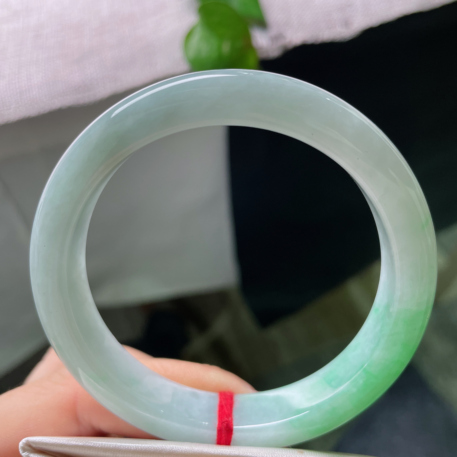 57.4/11.7/8.5，飘绿正圈，皮纹，大片鲜翠绿意铺满镯身，鲜亮翠色衬得玉底清润灵动。ss51252a。