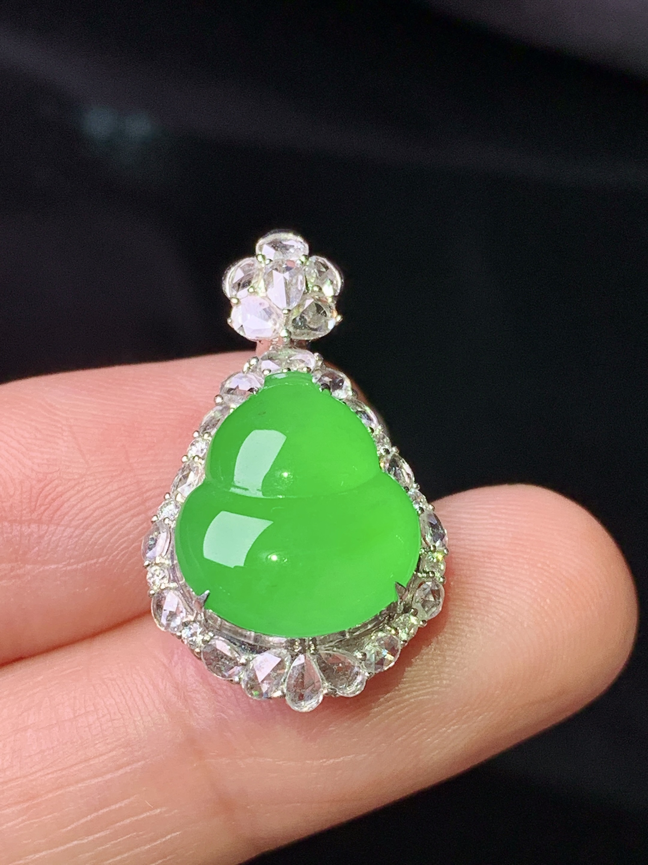 18k金钻镶嵌冰阳绿葫芦吊坠 玉质细腻 色泽艳丽清新 整体尺寸25.8*15.2*10 g2