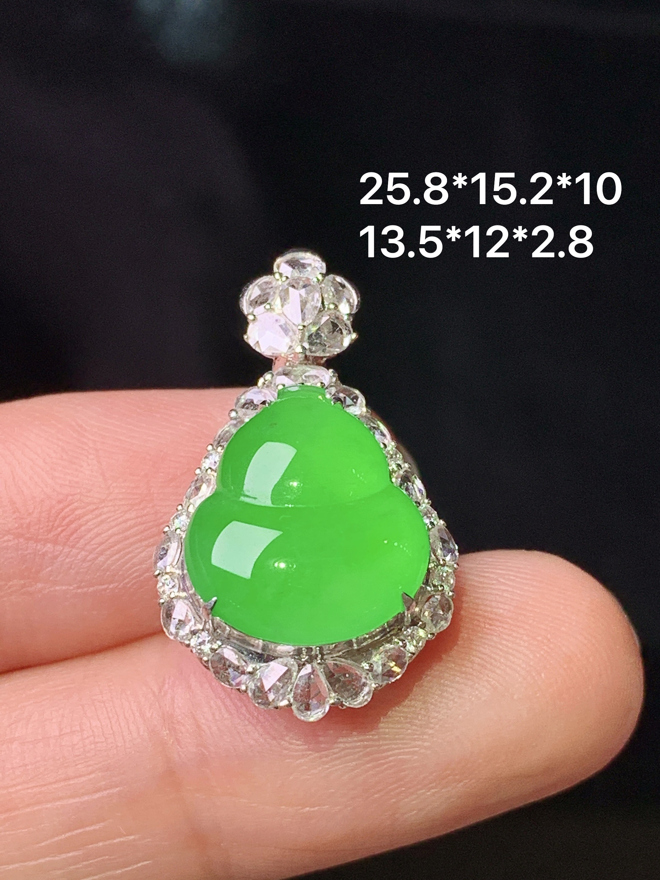 18k金钻镶嵌冰阳绿葫芦吊坠 玉质细腻 色泽艳丽清新 整体尺寸25.8*15.2*10 g2