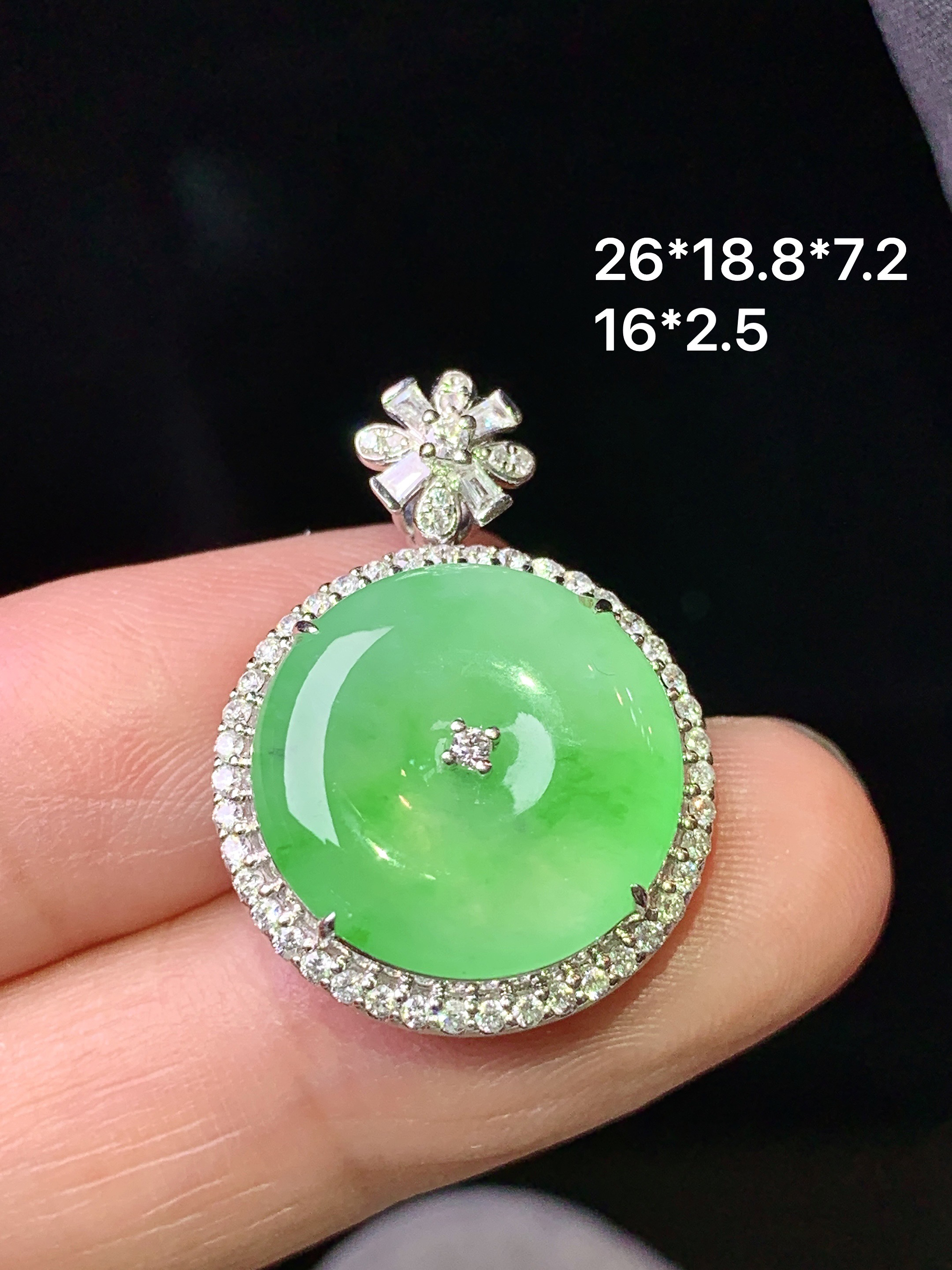 18k金钻镶嵌冰阳绿平安扣吊坠 玉质细腻 色泽艳丽清新 整体尺寸26*18.8*7.2 c1