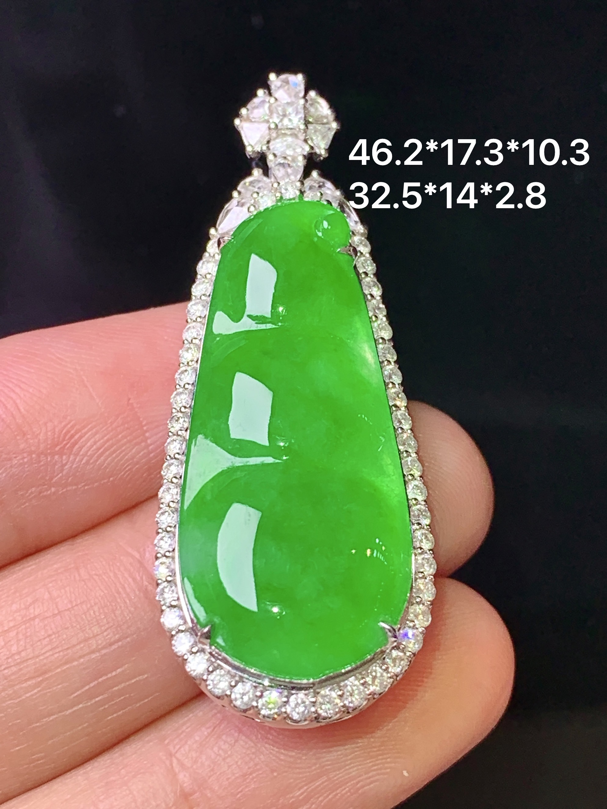 18k金钻镶嵌冰阳绿四季豆吊坠 玉质细腻 色泽艳丽清新 整体尺寸46.2*17.3*10.3 e2