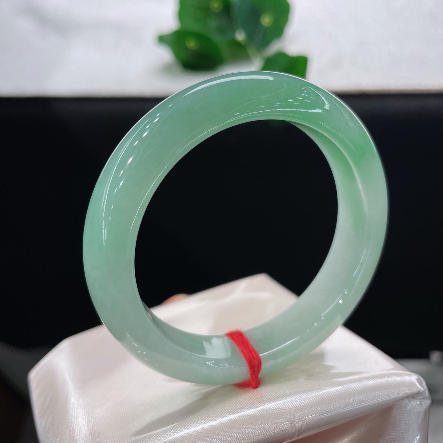 圈口52.3/12.2/8.5，冰果绿正圈，52/53可戴，撷取春日湖畔淡翠融于玉中，无裂