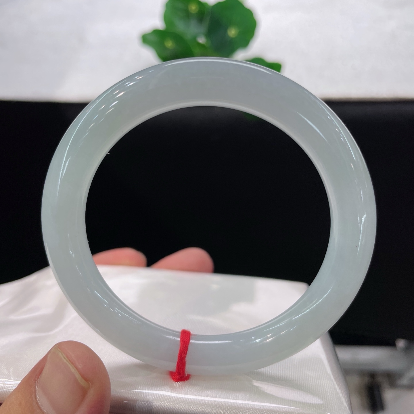 圈口57/9.8，细糯种水圆条，57/58可戴，取山间晨露凝作玉，通体冰润澄澈无杂，无裂。