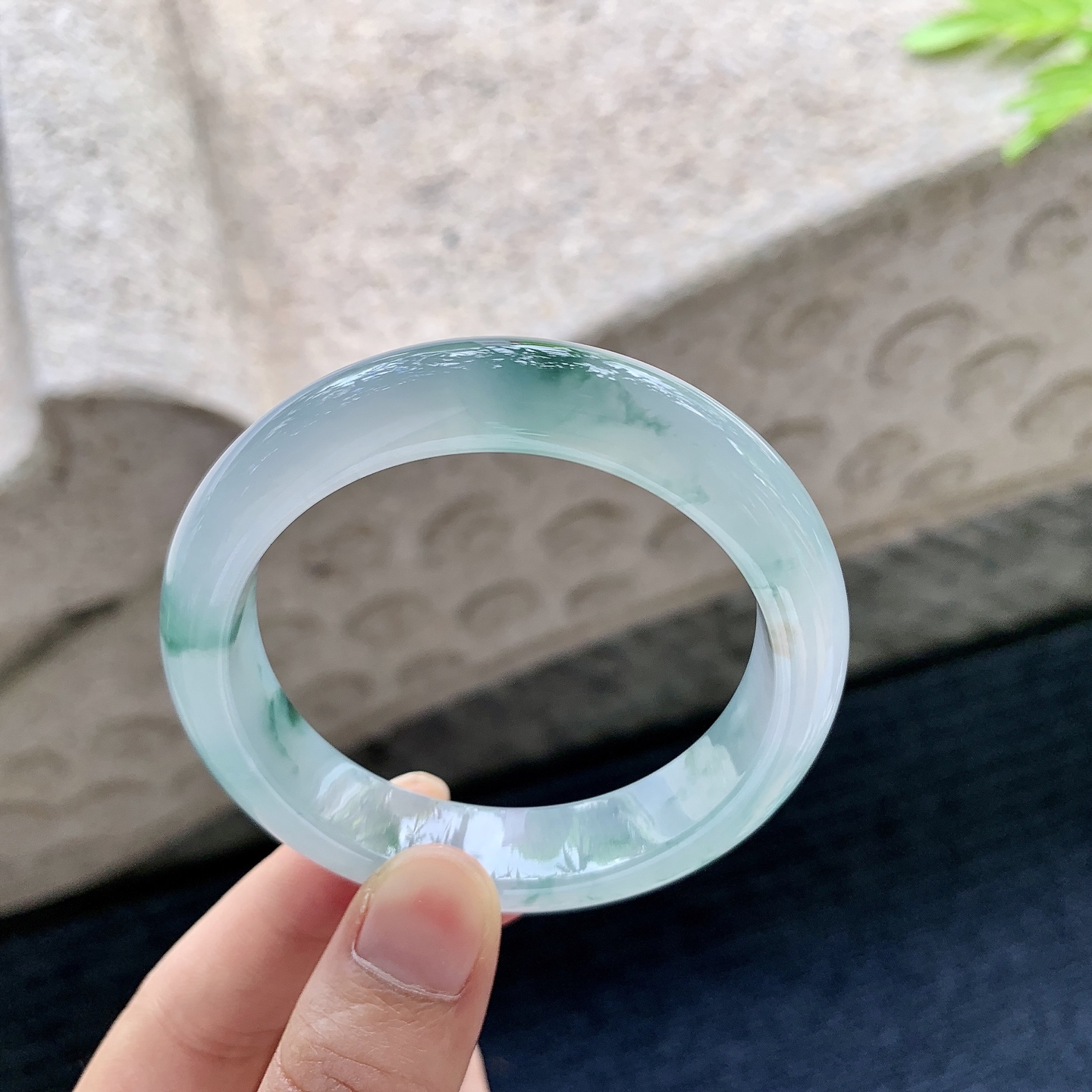 正圈50 51【圈口】51.7/12.1/8.3【编码】W6071822【描述】冰糯飘花，水润，种老，细腻，打灯有絮线