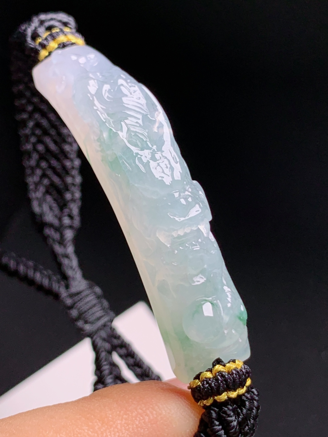 冰透润透雕工细腻，飘绿点缀灵气满满