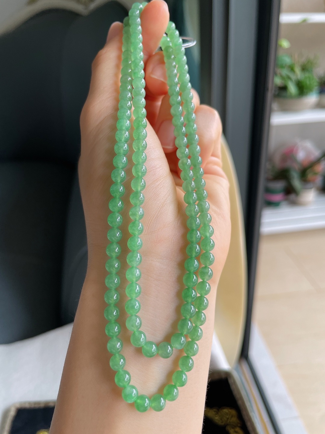 天然翡翠A货，冰满绿油绿珠链，尺寸：5mm128颗。【编4155】