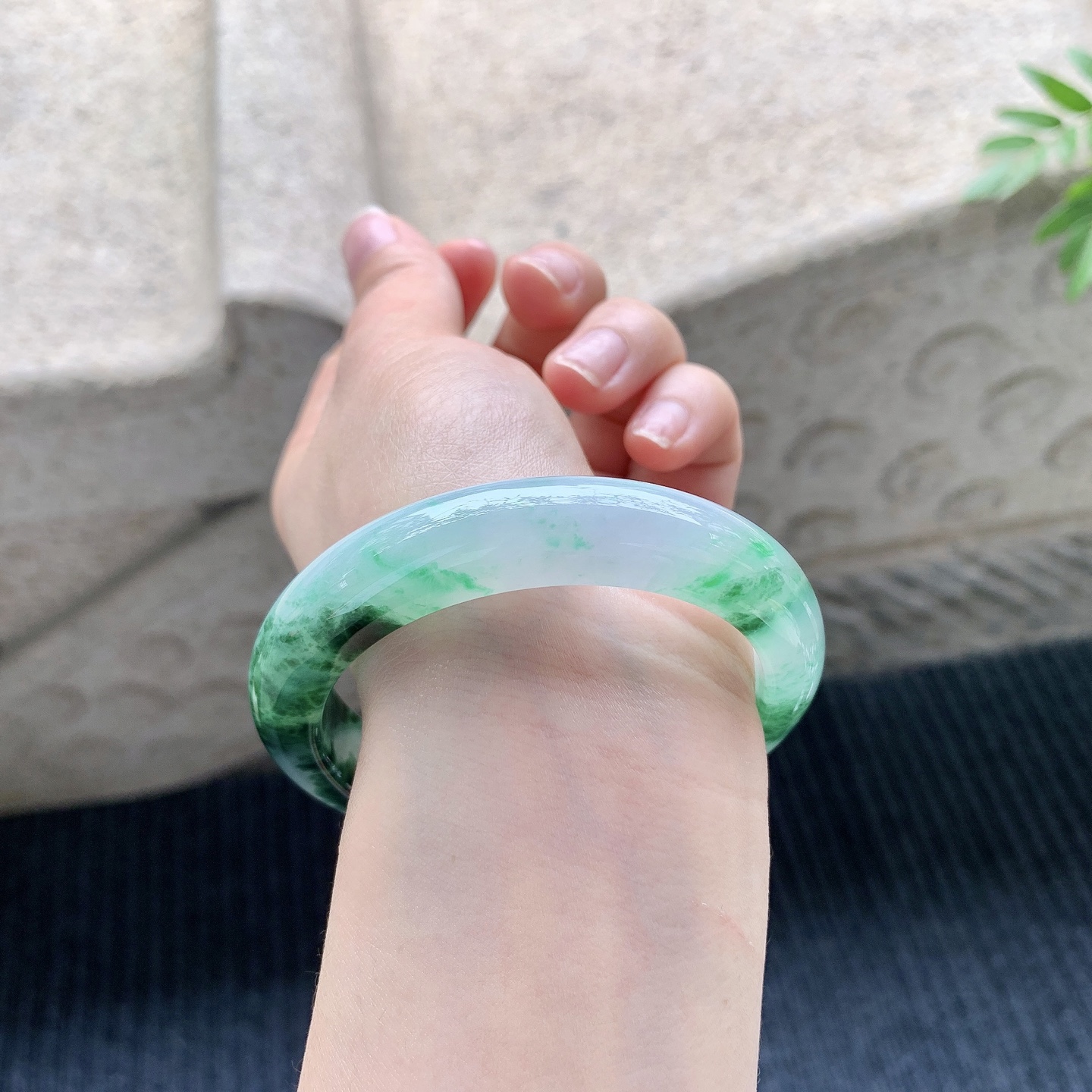 正圈54 55【圈口】55.1/12.1/8.8【编码】BA071765【描述】冰糯辣绿，水润，种老，细腻，无裂