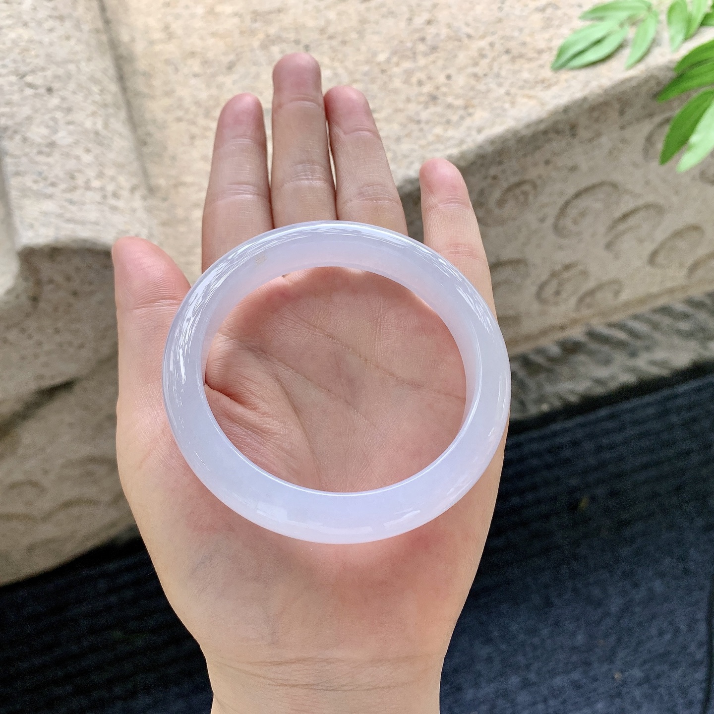 正圈55 56【圈口】56.7/12/8.4【编码】BA071913【描述】糯冰，水润，种老，细腻，无裂