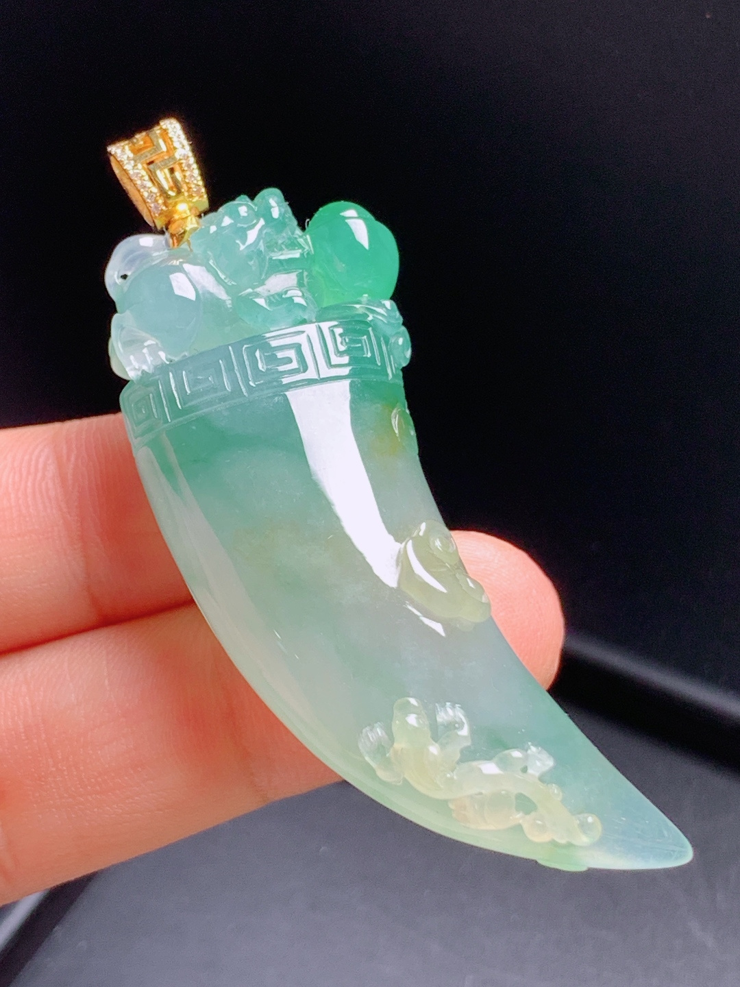 冰飘绿狼牙吊坠，胶润通透渐变飘绿，瑞兽雕刻寓意吉祥 裸石54.5-21.3-12.2 整体61.9 