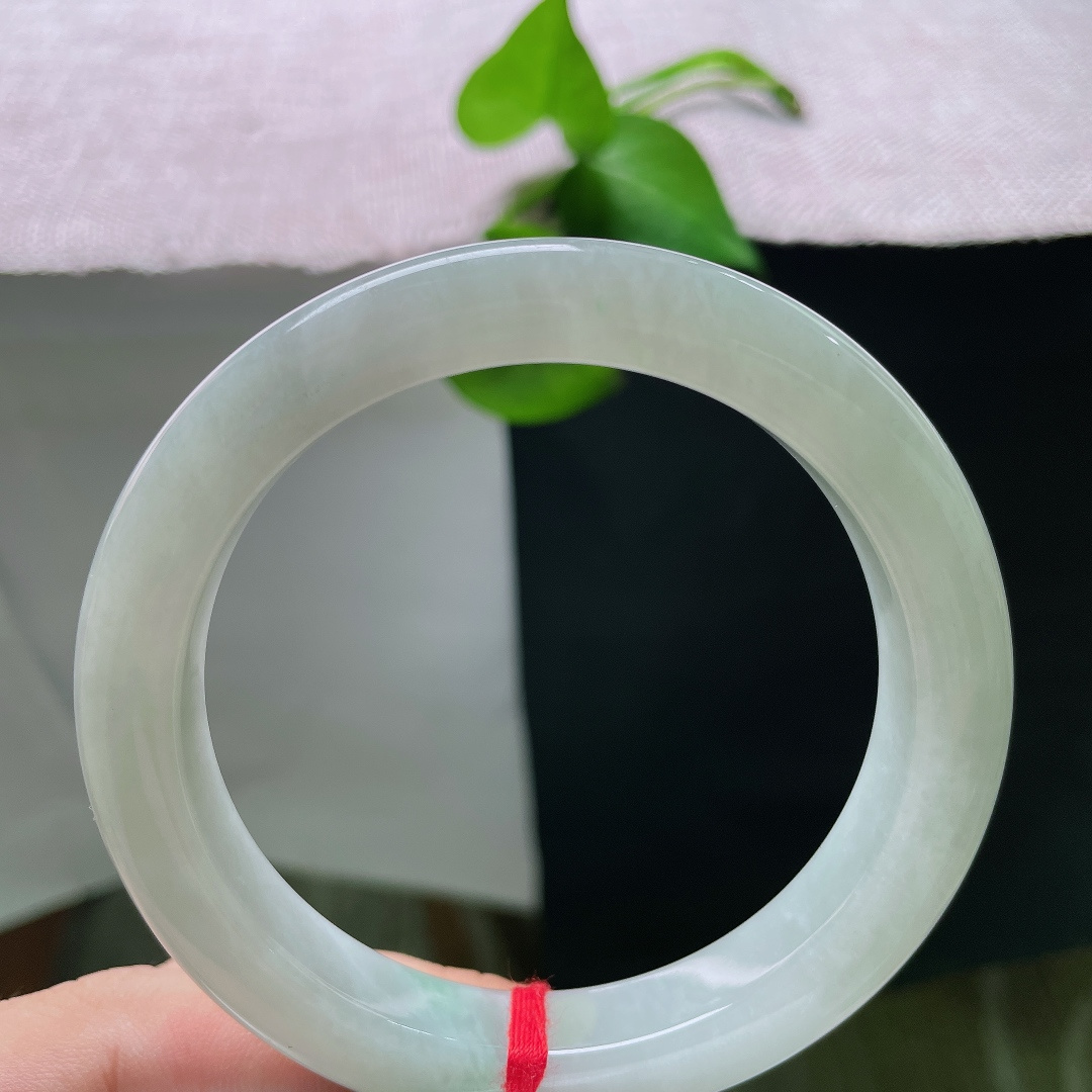 59.9/10.7/10.1，飘绿正圈，皮纹，温润细腻，底色清雅柔和，一隅点缀一抹清新翠色，尽显内敛温婉的气质。ss55786a