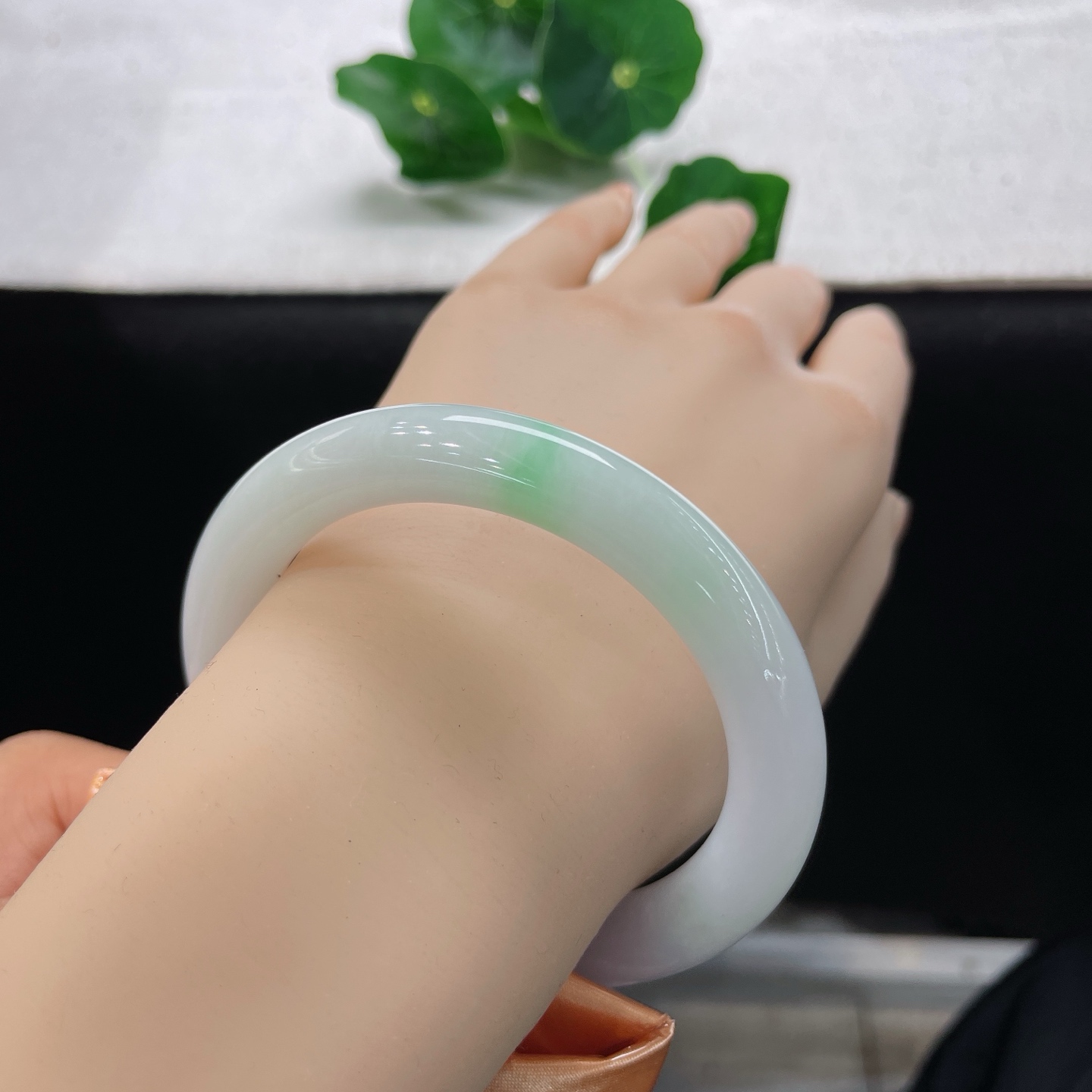 圈口57/10.1，水润春彩正圈，57/58可戴，淡紫藏春，一缕翠色落玉间，春风得意，无裂
