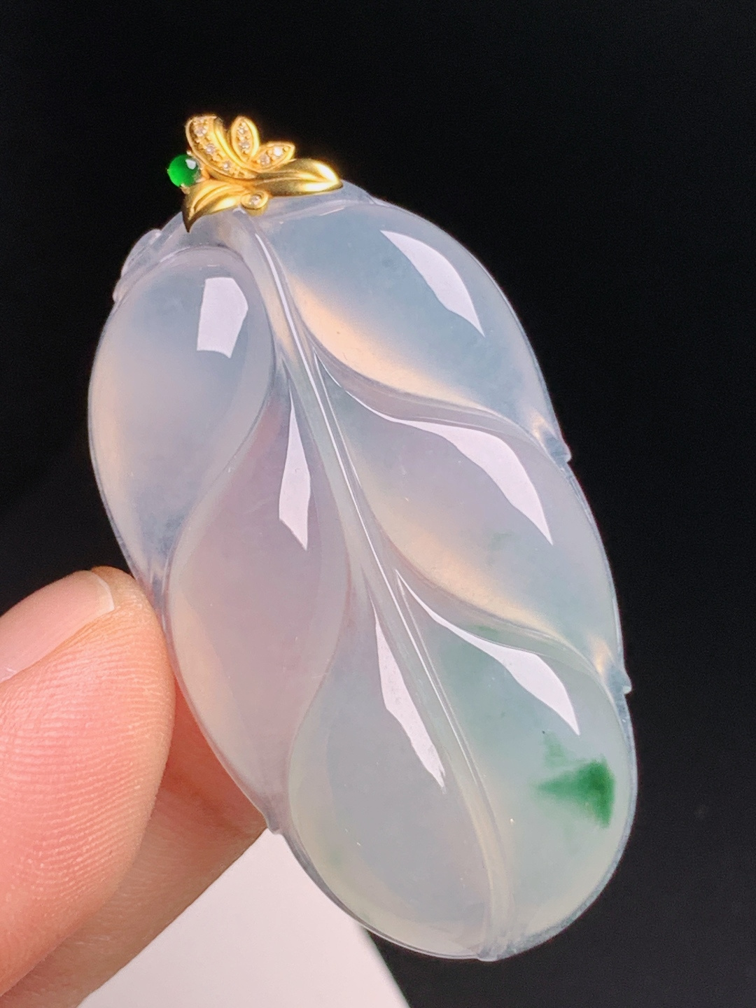 冰飘花树叶吊坠，种水通透花色飘逸，金钻精致扣头，寓意事业有成