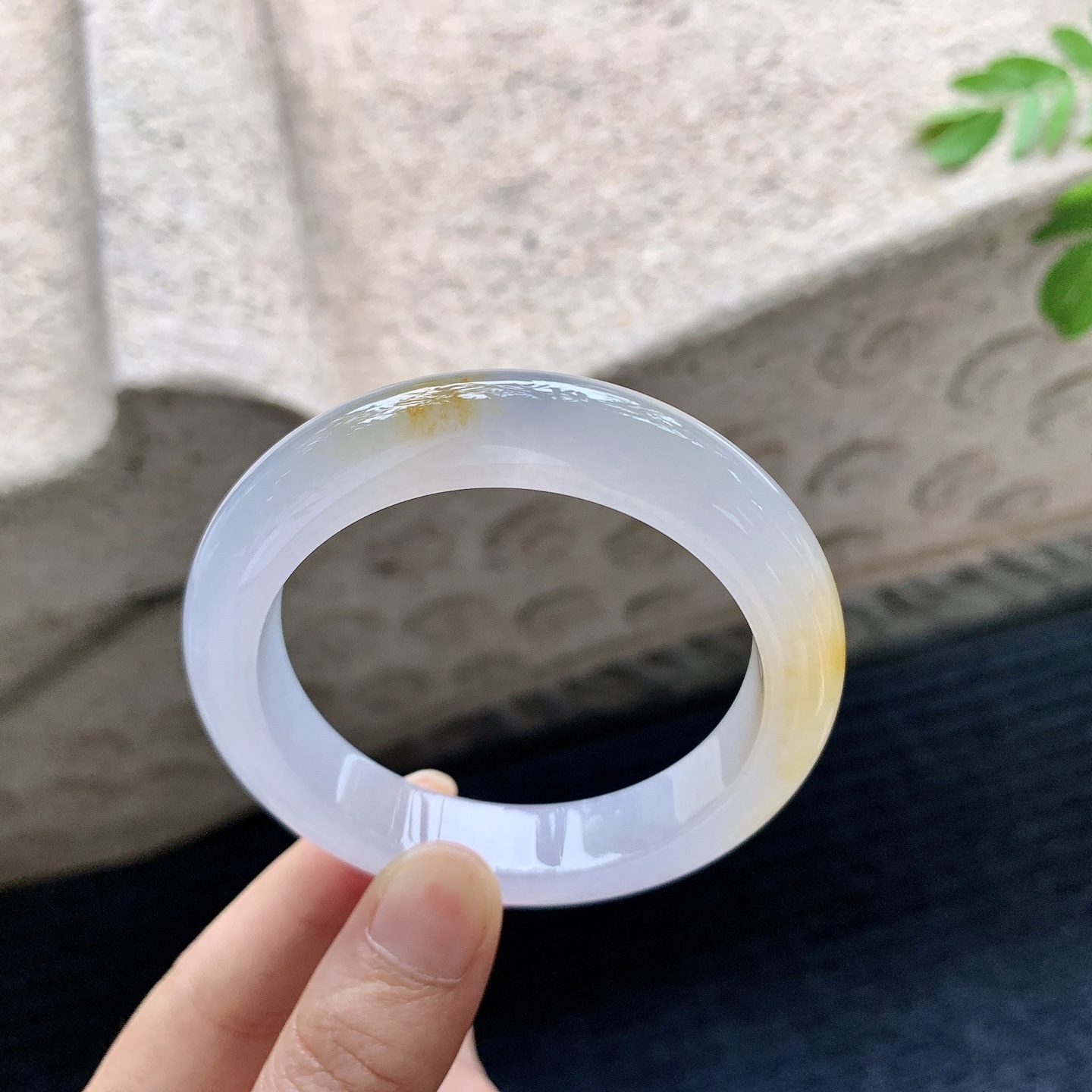 正圈 圈口53.2/12/8.8 编码J1071701 描述冰糯飘黄翡，清透，水润，种老，细腻，无裂