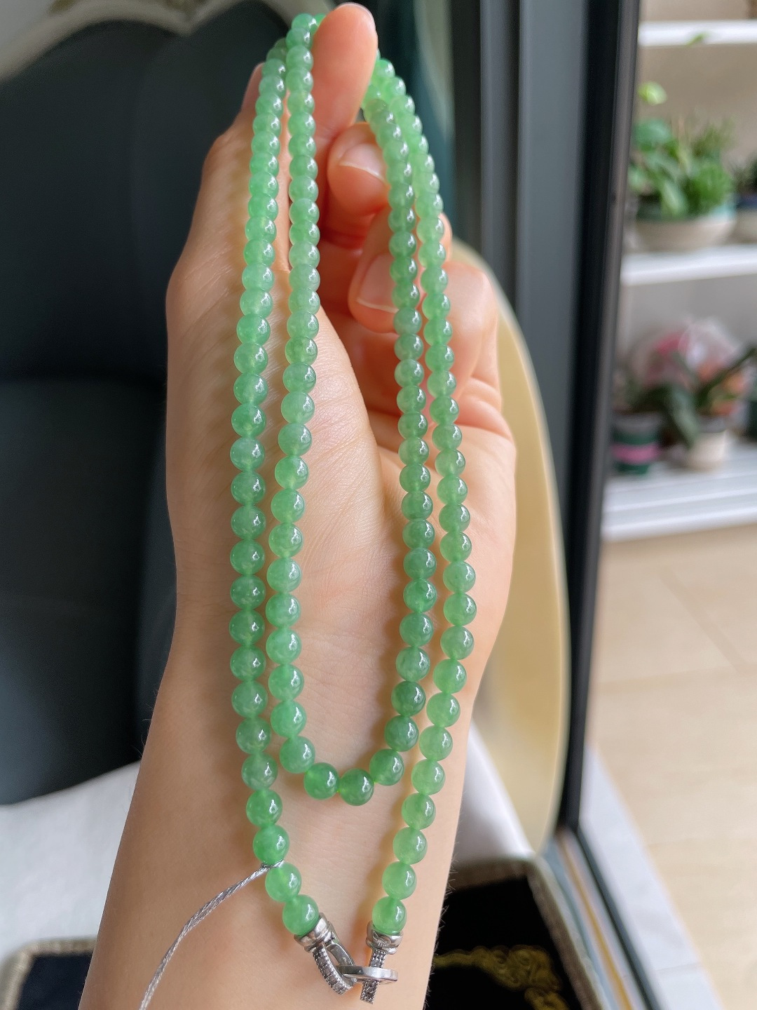 天然翡翠A货，冰满绿油绿珠链，尺寸：5mm128颗。【编4155】
