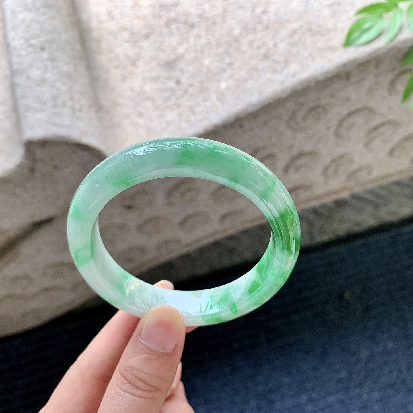正圈55 56【编码】BA071919【描述】细糯飘辣绿，水润，种老，细腻，有纹线