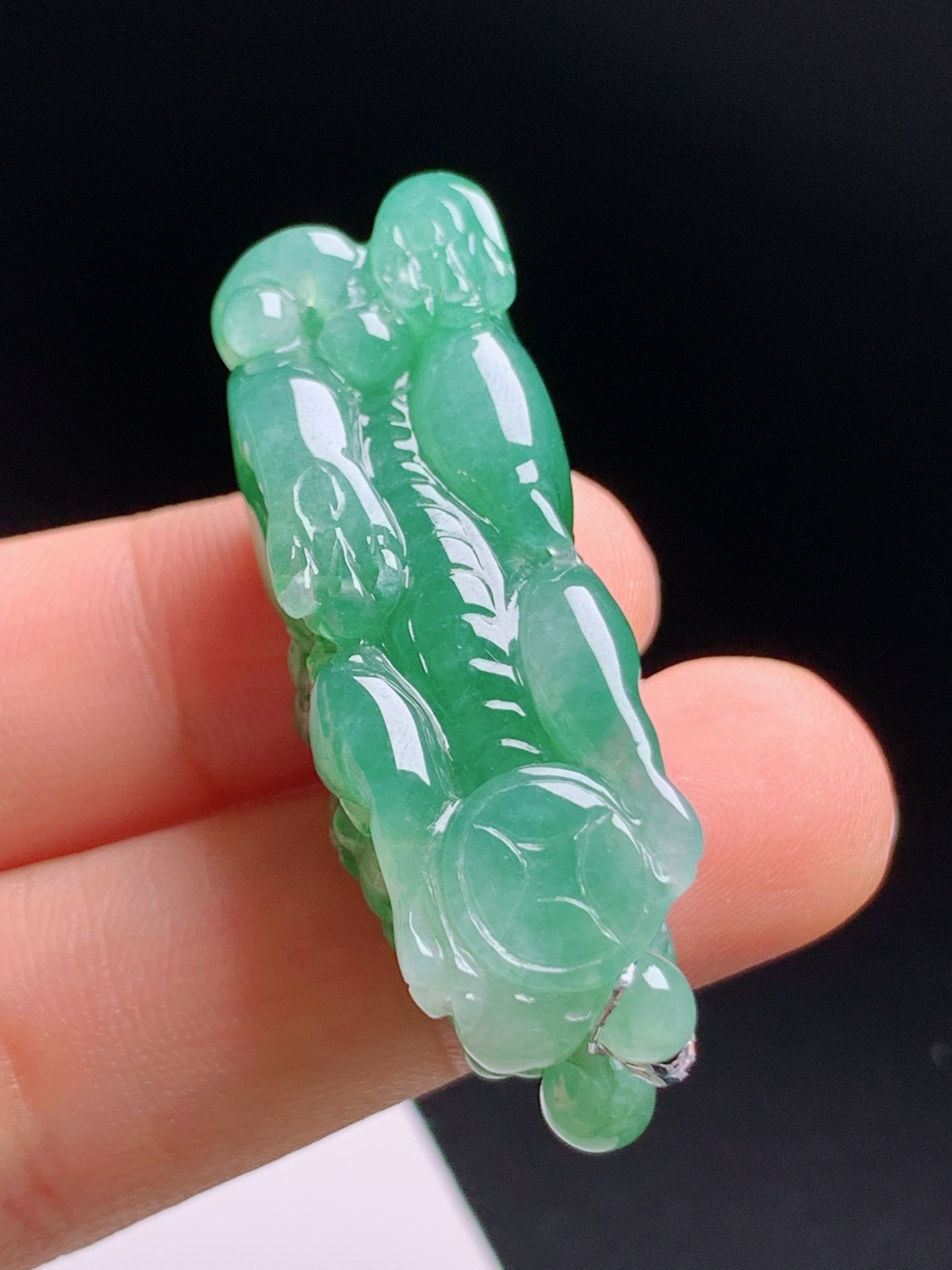 满绿麒麟，肉质温润通透，雕工立体灵动，招财纳福