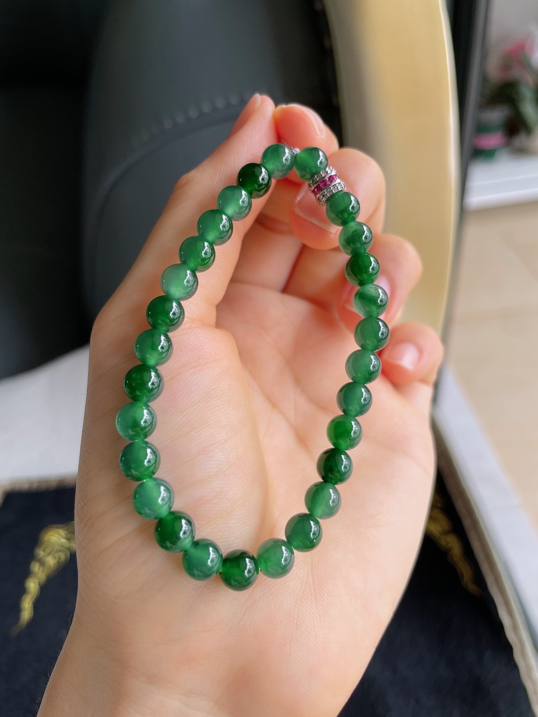天然翡翠A货，冰满绿手串，尺寸：6.4mm。【编3542】