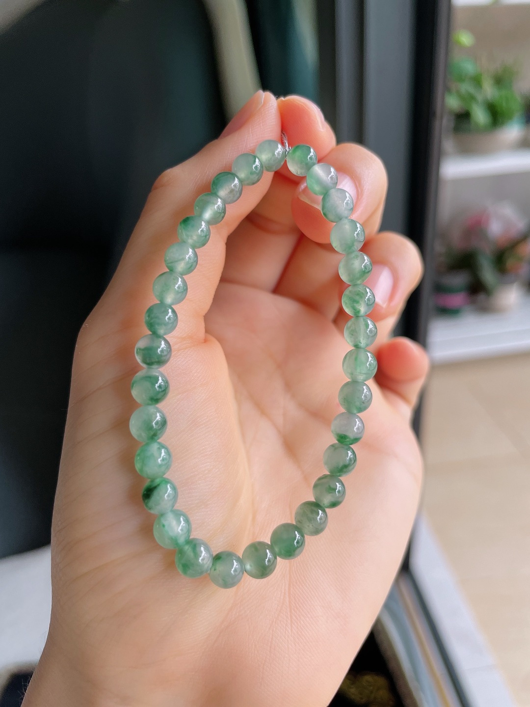 天然翡翠A货，冰飘花手串，尺寸：5.7mm。【编3754】