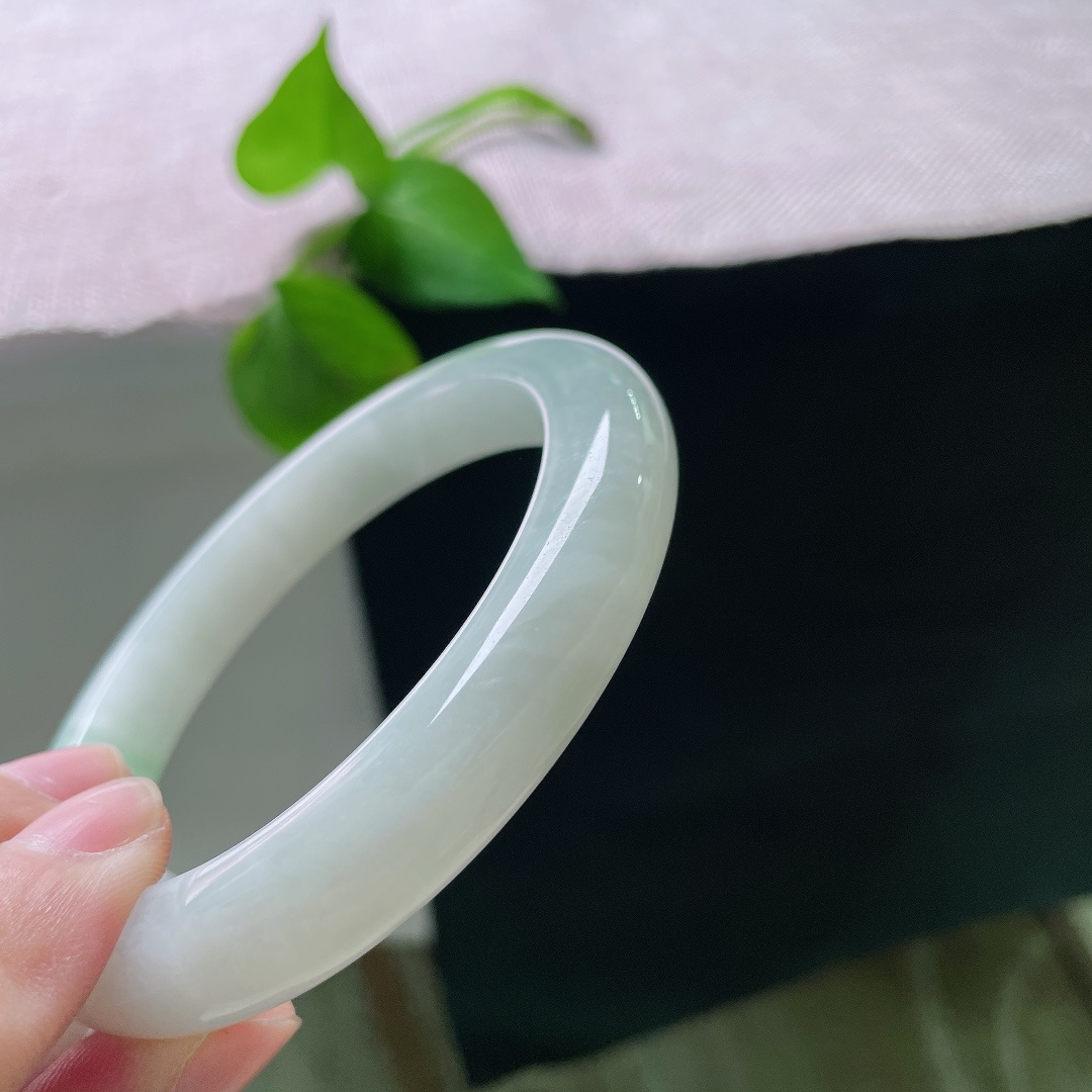59.9/10.7/10.1，飘绿正圈，皮纹，温润细腻，底色清雅柔和，一隅点缀一抹清新翠色，尽显内敛温婉的气质。ss55786a