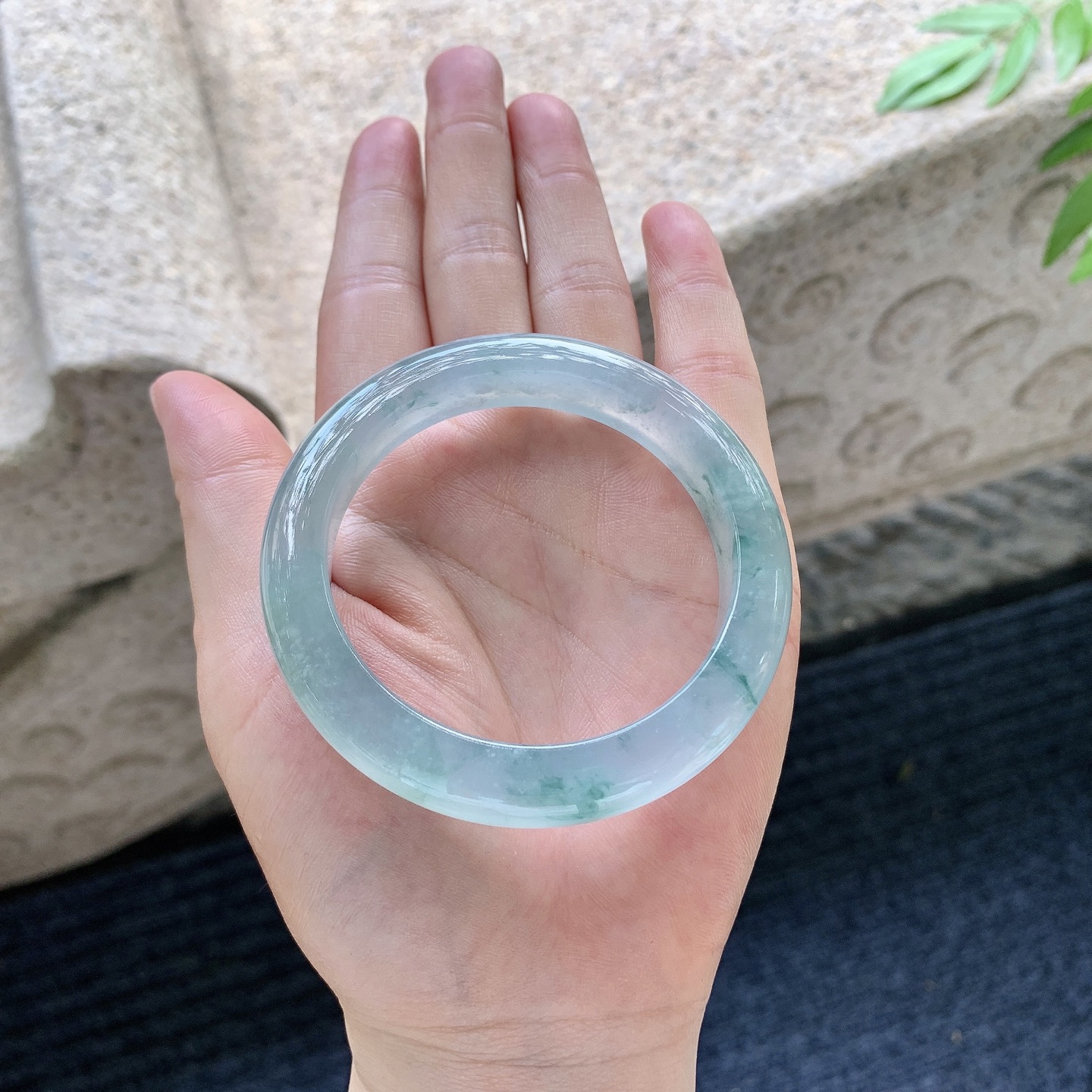 正圈52 53【圈口】53/10.5/9【编码】C5071939【描述】冰糯飘花，水润，种老，细腻，打灯有棉线