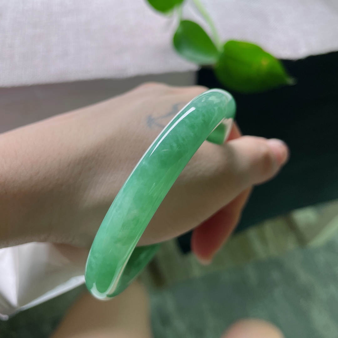 54.9/9.9，豆绿圆条，颜色均匀，不求璀璨夺目，只钟爱这一抹含蓄温柔，无裂，55960a