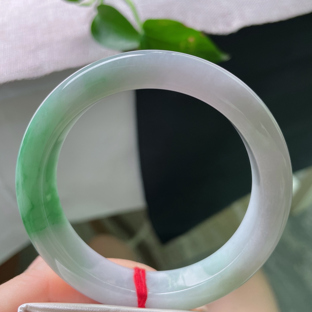 58.1/12.9/9.3，白底青正圈，水润细腻，是留白处的惊鸿一瞥，也是东方女子骨子里的清雅。有棉线，ss55539a