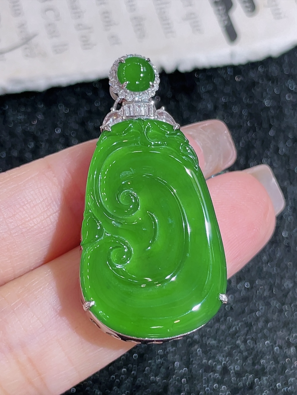 ️冰绿大如意吊坠，无裂，18k金镶嵌，种水，重金镶嵌，南非钻镶，厚装饱满，吉祥如意，心想事成，万事大吉，高贵优雅，性比高40.0-19.0-7.0裸石29.6-18.8