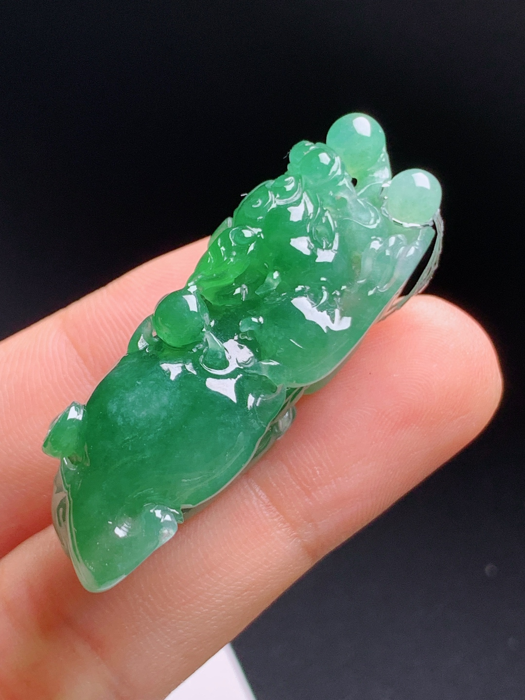 满绿麒麟，肉质温润通透，雕工立体灵动，招财纳福