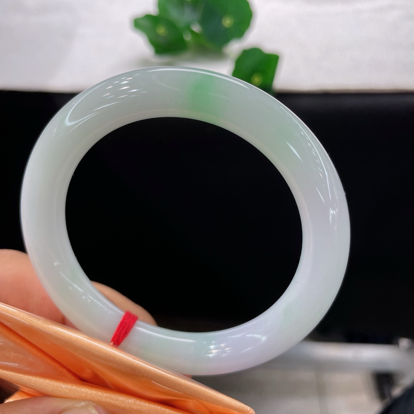 圈口57/10.1，水润春彩正圈，57/58可戴，淡紫藏春，一缕翠色落玉间，春风得意，无裂