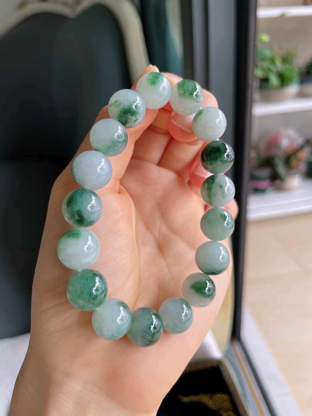 天然翡翠A货，冰飘花手串，尺寸：12.2mm。【编2568】