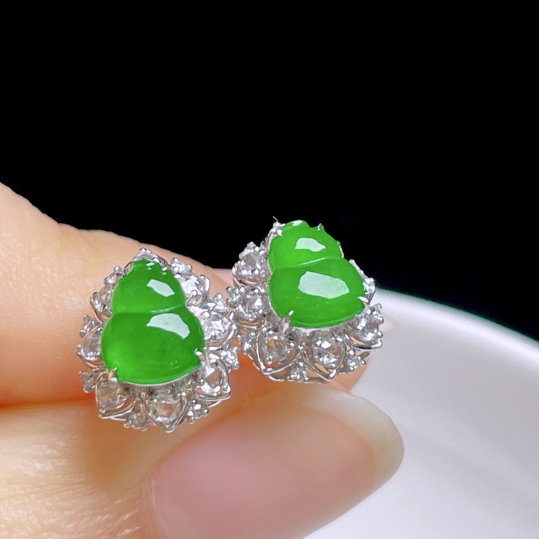 冰阳绿葫芦耳钉 色泽浓郁，种老水润，18k金镶嵌 裸石：7/5.6