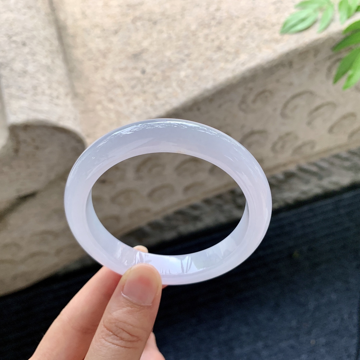 正圈55 56【圈口】56.7/12/8.4【编码】BA071913【描述】糯冰，水润，种老，细腻，无裂