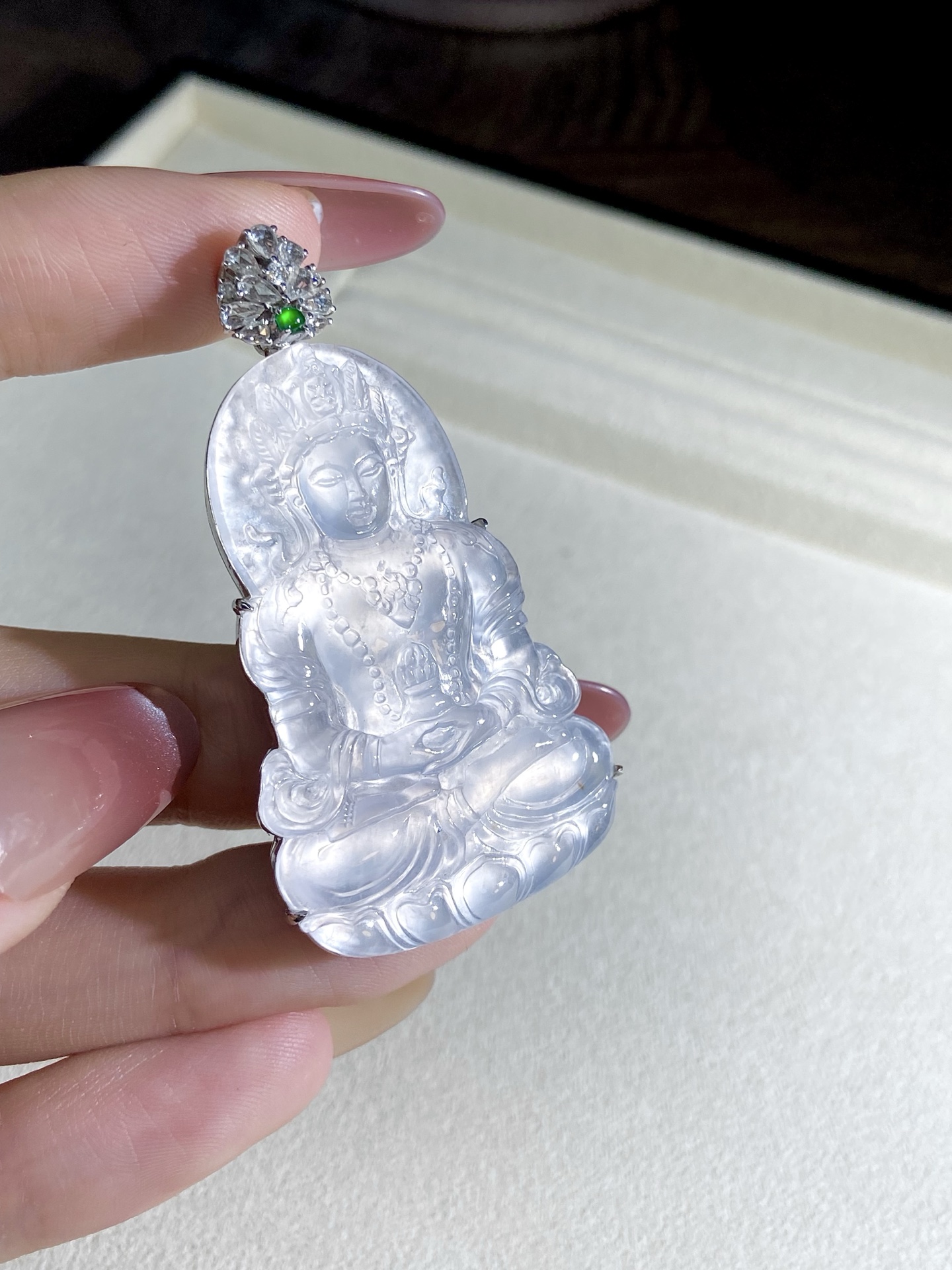 高冰种度母吊坠，温润通透，冰清玉洁的质感，尽显禅韵，自留戴沉淀气质，送礼也是极具分量的贵重礼：55-30-8.8，裸石：45.1-30-3.8mm，无裂