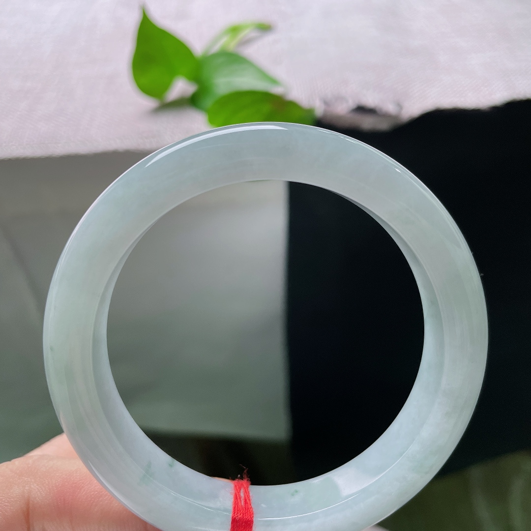 55.8/11.7/8.5，绿底正圈，无裂，清润玉底似山间晨雾，细碎飘翠如云影轻漾，腕间藏一汪清冷湖光。ss56232a
