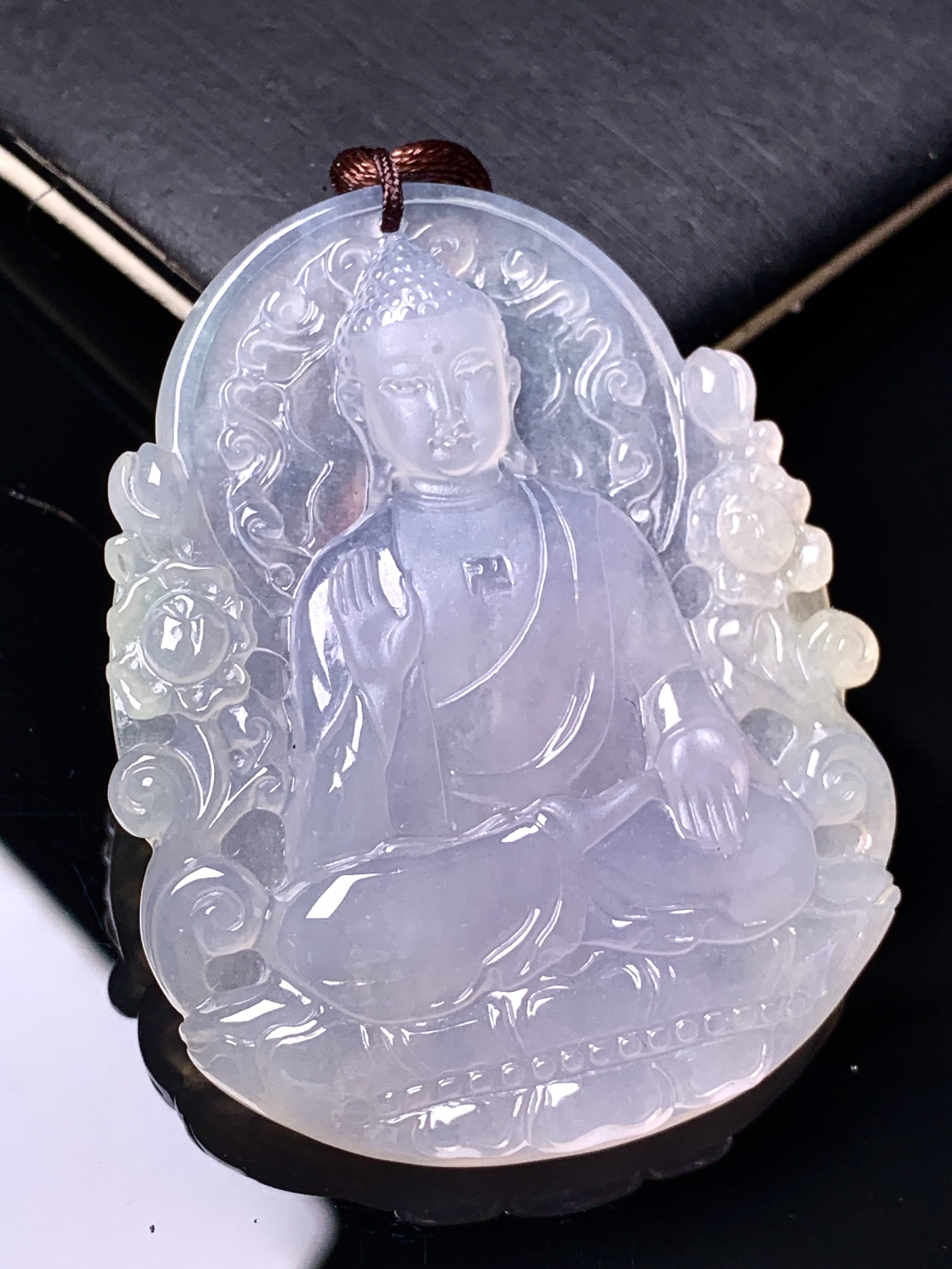 冰种大日如来佛祖吊坠 玉质细腻 色泽艳丽清新 水润亮眼 整体尺寸49.6*38.7*6.5 b2