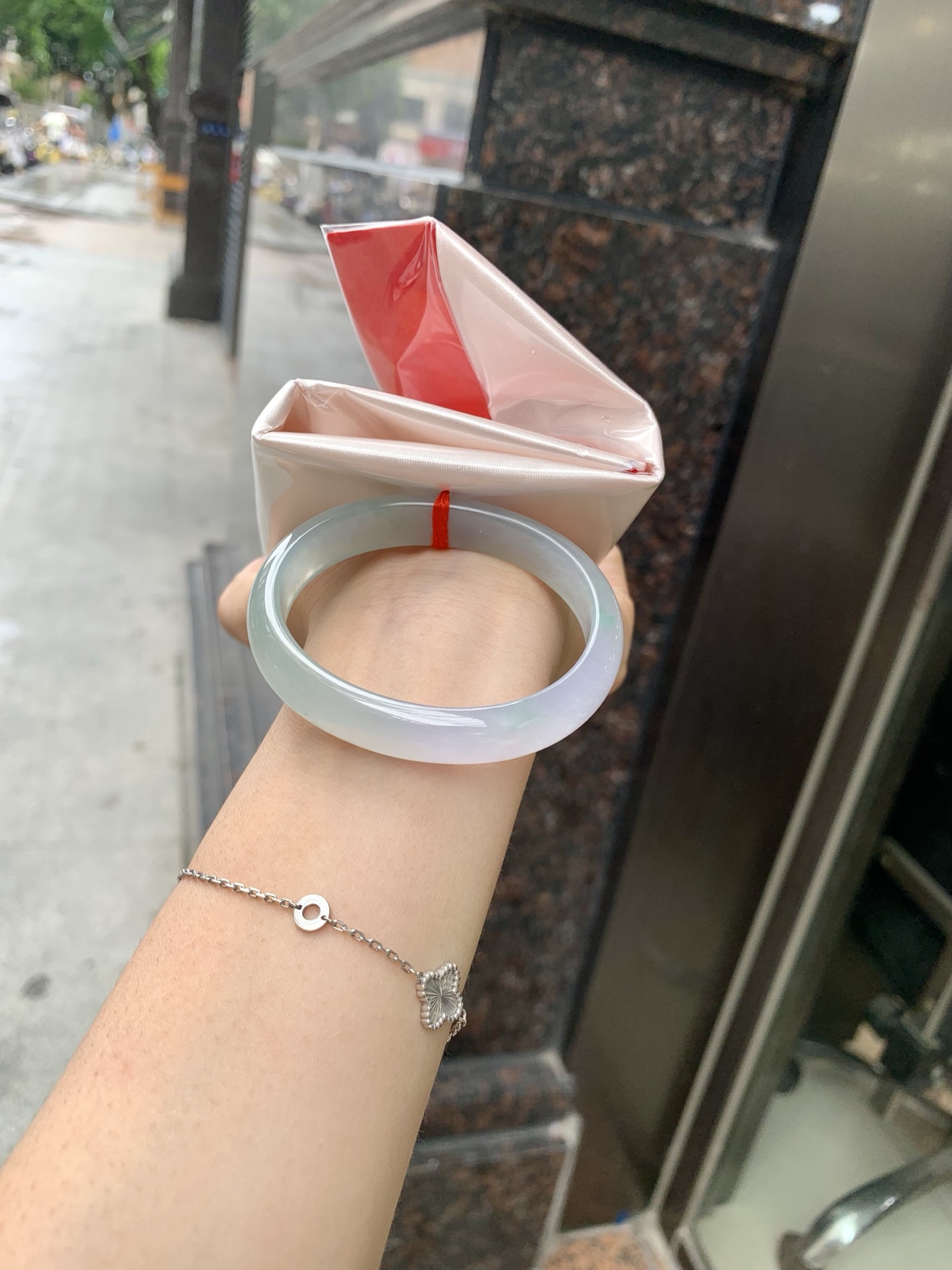 冰春彩贵妃 54.5-46-5.7-10.8 0719-4A168 无裂，底妆冰透，谁能拒绝一只自带春日滤镜的春彩镯啊，一抹金丝绿，像雾里的新芽，冰润细腻，上手温柔到骨子里，把整个春天的诗意都戴在手上。