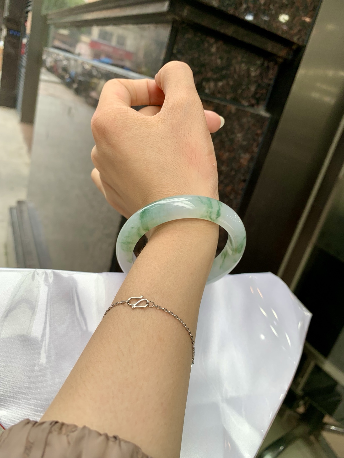 冰飘花正圈 0719-53-33 打灯棉线，底妆水润，冰底中开出了朵朵蓝花，飘花灵动飘逸，勾勒出一幅唯美诗意的山水意境画，古典优雅又秀气