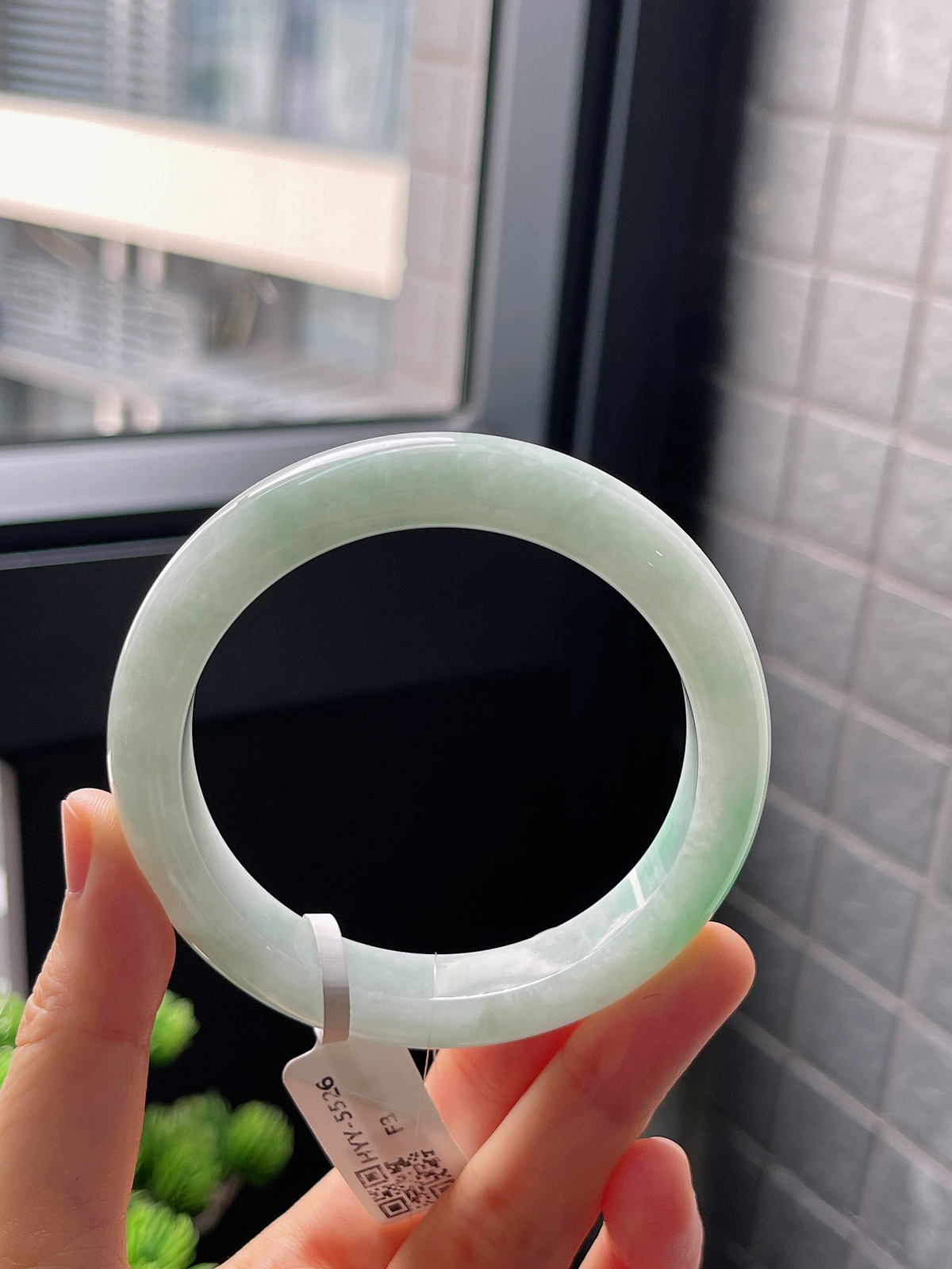 正圈57.2圈口，翡翠糯化种飘绿手镯